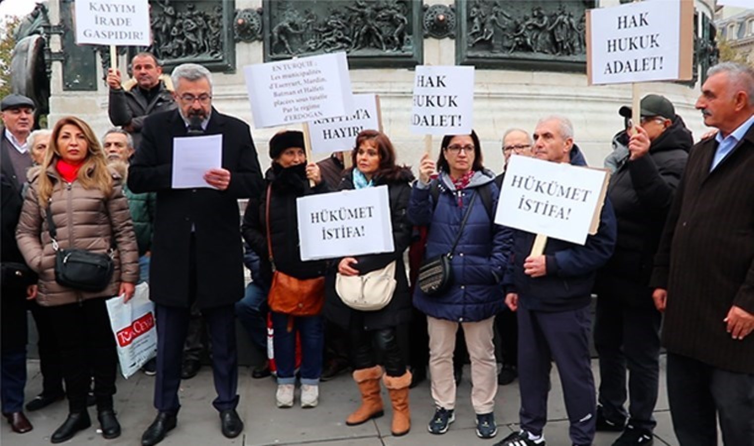 Paris’te CHP’nin kayyum protestosu: Esenyurt Belediye Başkanı Ahmet Özer’in tutuklanmasına tepki!